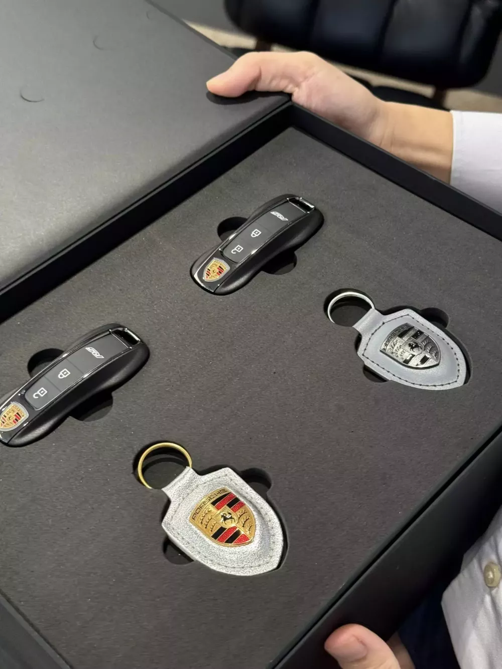 Cận cảnh Porsche 911 GT3 RS mới lộ diện xuất hiện tại Việt Nam: M&agrave;u sơn cực chiến, kh&ocirc;ng c&oacute; nhiều trang bị- Ảnh 5.