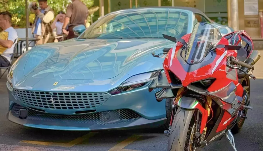 Ferrari Roma Spider thứ 2 tại Việt Nam bất ngờ được trưng bày gần đại bản doanh của doanh nhân này- Ảnh 2. Ferrari Roma Spider thứ 2 tại Việt Nam bất ngờ được trưng bày gần đại bản doanh của doanh nhân này- Ảnh 2.