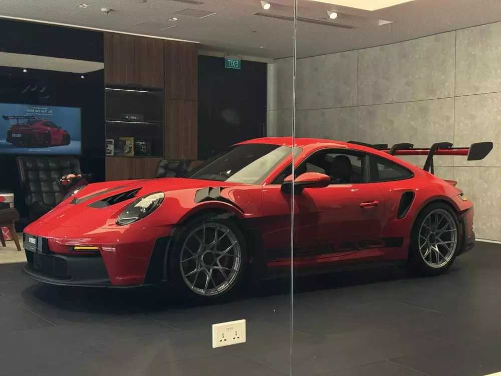 Cận cảnh Porsche 911 GT3 RS mới lộ diện xuất hiện tại Việt Nam: M&agrave;u sơn cực chiến, kh&ocirc;ng c&oacute; nhiều trang bị- Ảnh 2.