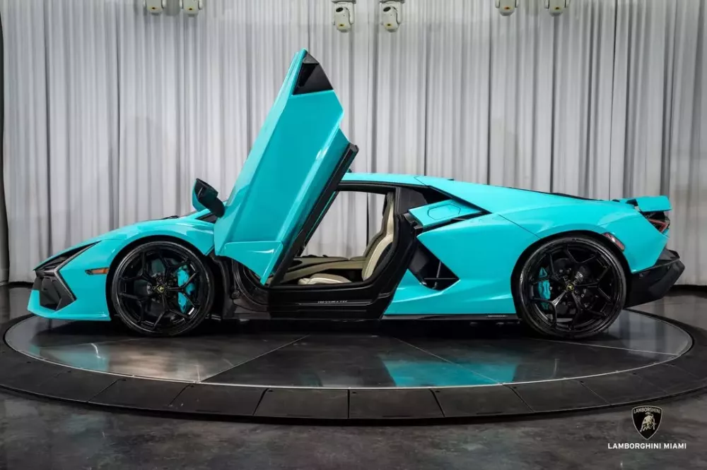 Lamborghini Revuelto m&agrave;u Blu Glauco đang chờ bạn bay đến Miami để rước về- Ảnh 2.
