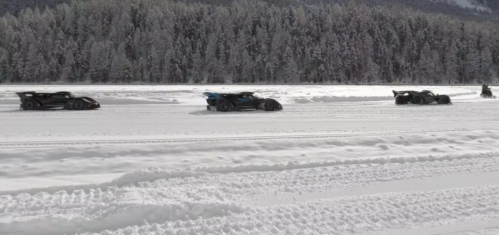 Cảnh tượng hiếm gặp với 3 chiếc Bugatti Bolide trị giá 390 tỷ đồng đi "trượt tuyết"- Ảnh 3. Cảnh tượng hiếm gặp với 3 chiếc Bugatti Bolide trị giá 390 tỷ đồng đi "trượt tuyết"- Ảnh 3.
