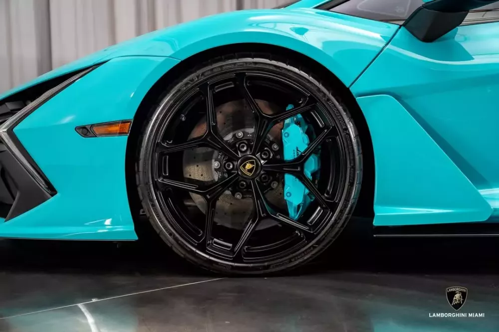 Lamborghini Revuelto m&agrave;u Blu Glauco đang chờ bạn bay đến Miami để rước về- Ảnh 4.