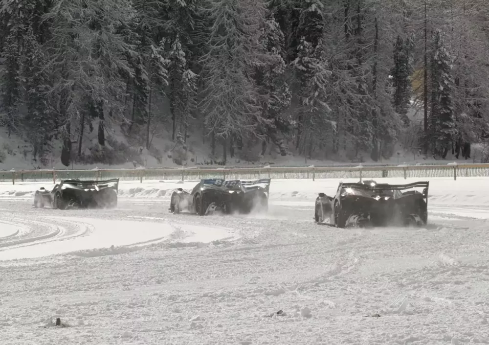 Cảnh tượng hiếm gặp với 3 chiếc Bugatti Bolide trị giá 390 tỷ đồng đi "trượt tuyết"- Ảnh 2. Cảnh tượng hiếm gặp với 3 chiếc Bugatti Bolide trị giá 390 tỷ đồng đi "trượt tuyết"- Ảnh 2.