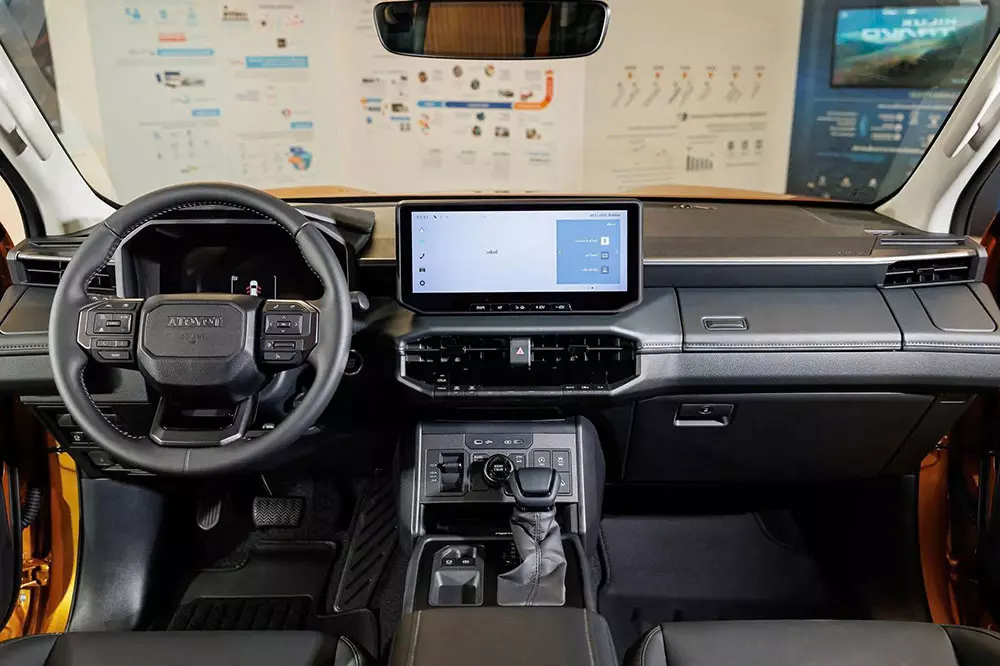 Khoang l&aacute;i của Toyota Hilux 2026 bản 2 cầu số tự động 