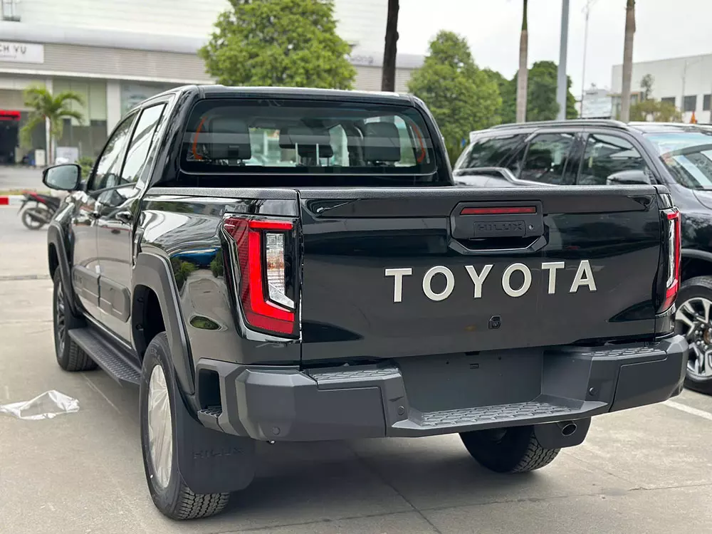 Đ&egrave;n hậu của Toyota Hilux 2026 bản 2 cầu số tự động l&agrave; loại đ&egrave;n LED