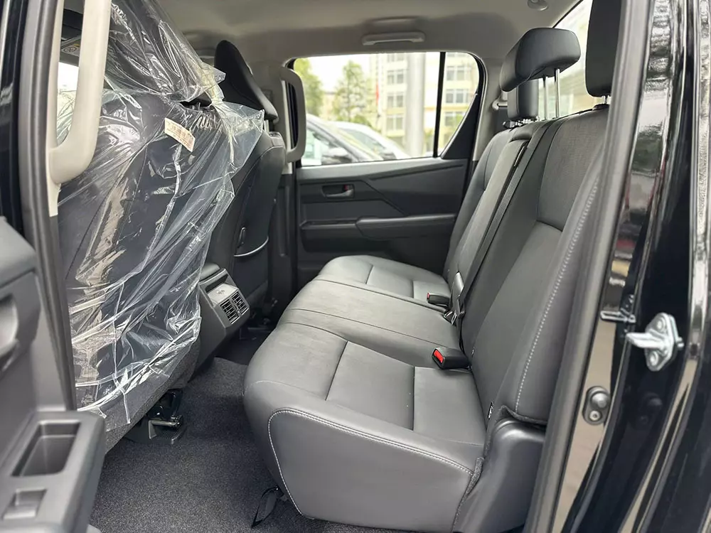 H&agrave;ng ghế sau của Toyota Hilux 2026 bản 2 cầu số tự động 