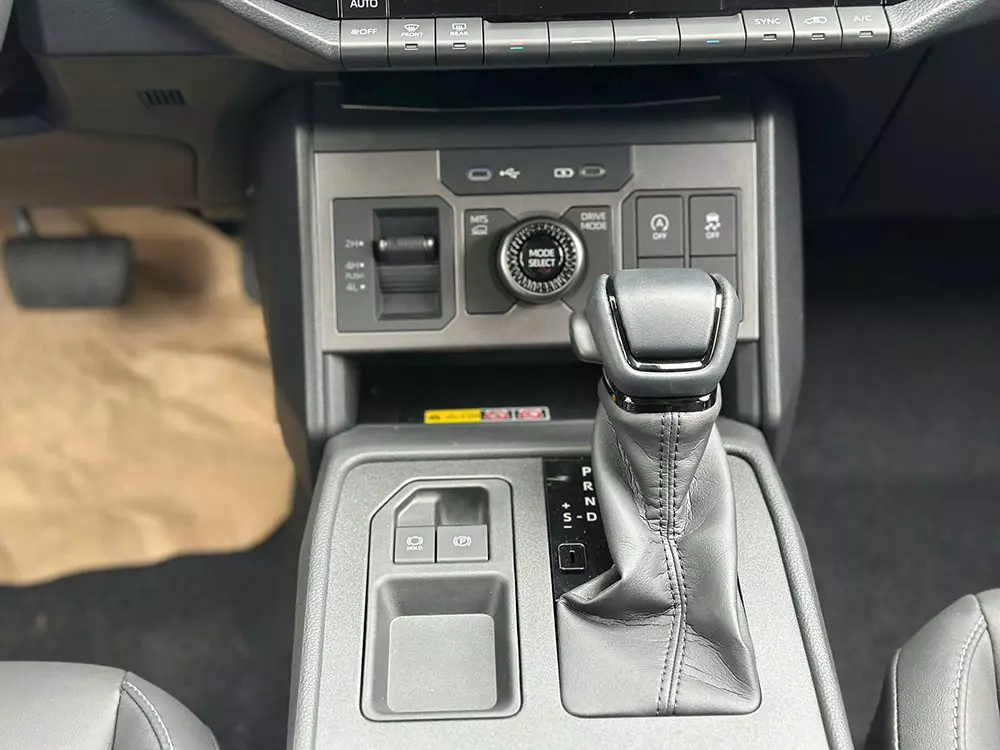 Cụm điều khiển trung t&acirc;m của Toyota Hilux 2026 bản 2 cầu số tự động