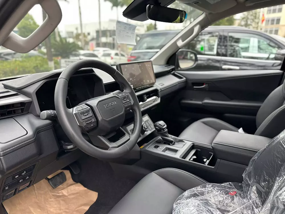 Toyota Hilux 2026 bản 2 cầu số tự động sở hữu nội thất bọc da