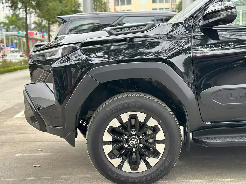 Bộ m&acirc;m của Toyota Hilux 2026 bản 2 cầu số tự động l&agrave; loại hợp kim 18 inch