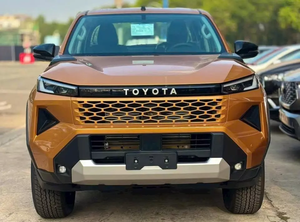 Toyota Hilux 2026 bản 2 cầu số tự động được trang bị đ&egrave;n LED định vị ban ng&agrave;y v&agrave; đ&egrave;n sương m&ugrave; trước/sau