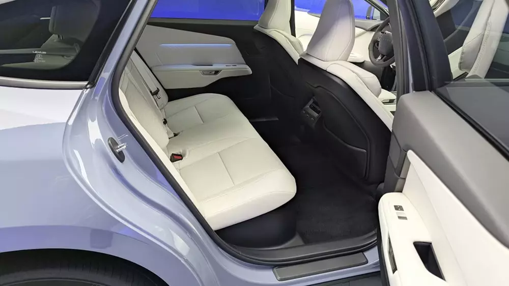 H&agrave;ng ghế sau của Lexus ES 2026 kh&aacute; rộng r&atilde;i