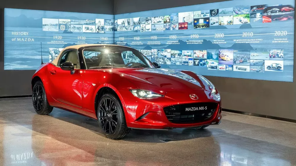 Chiếc Mazda MX-5 trưng b&agrave;y tại Việt Nam thuộc phi&ecirc;n bản mui mềm