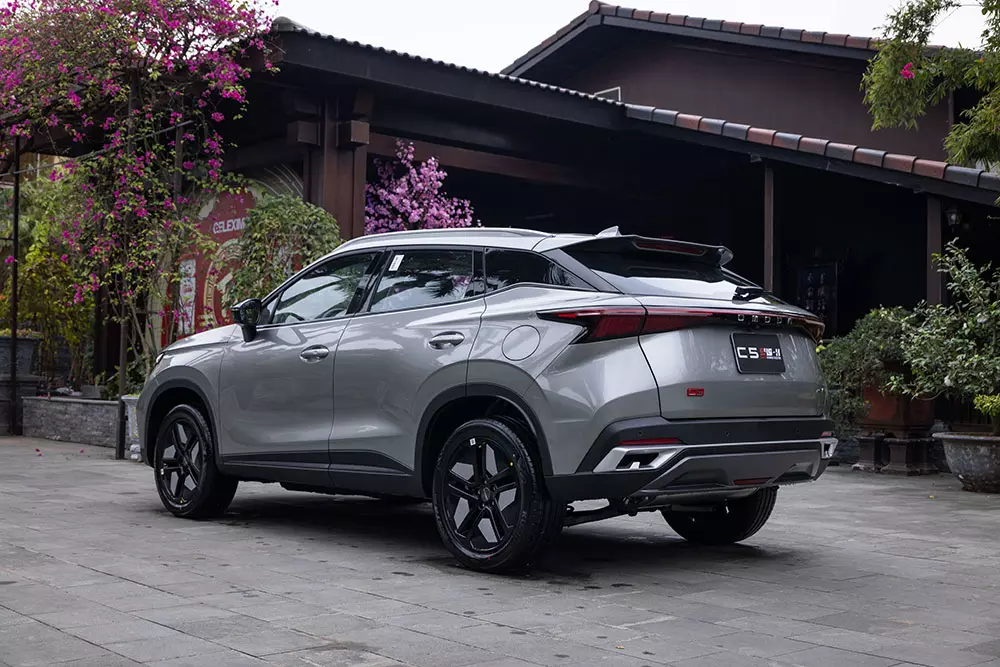 Omoda C5 Hybrid đặt ch&acirc;n đến Việt Nam, c&oacute; thể chạy 930 km chỉ với 1 b&igrave;nh xăng - Ảnh 2.