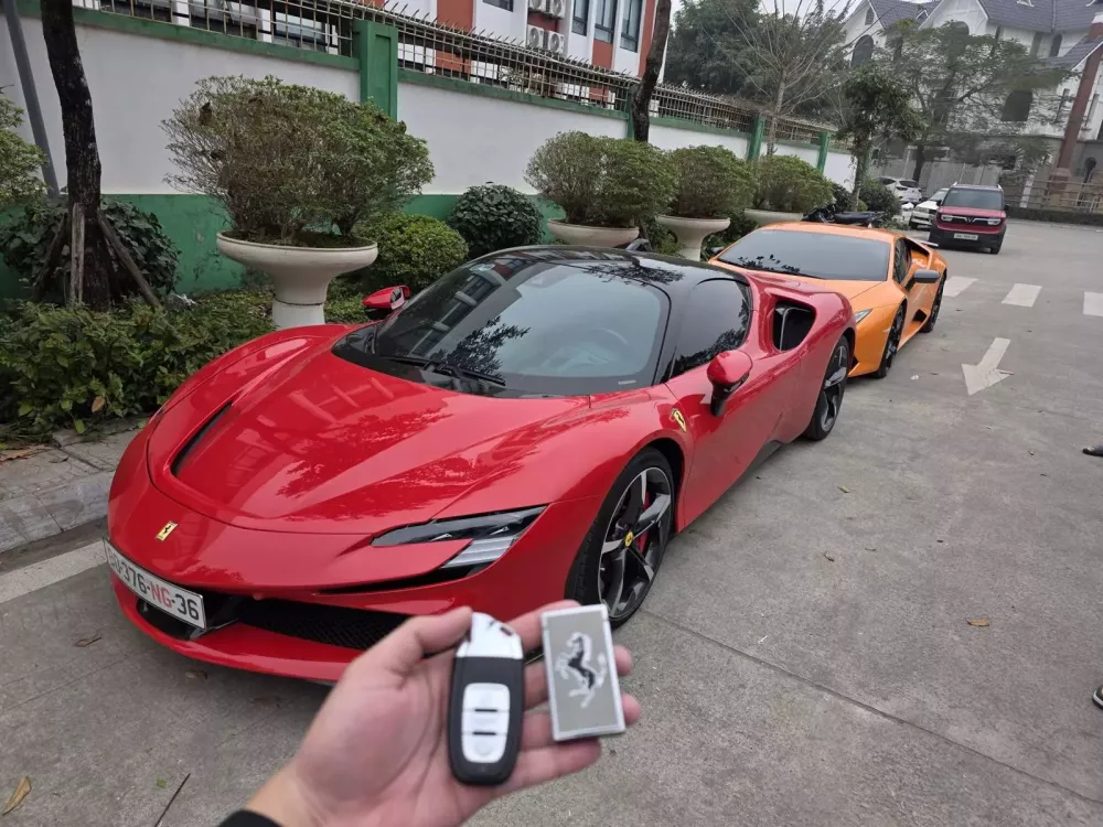 Cặp đ&ocirc;i si&ecirc;u xe chục tỷ đồng của doanh nh&acirc;n H&agrave; Nội- Ảnh 1.