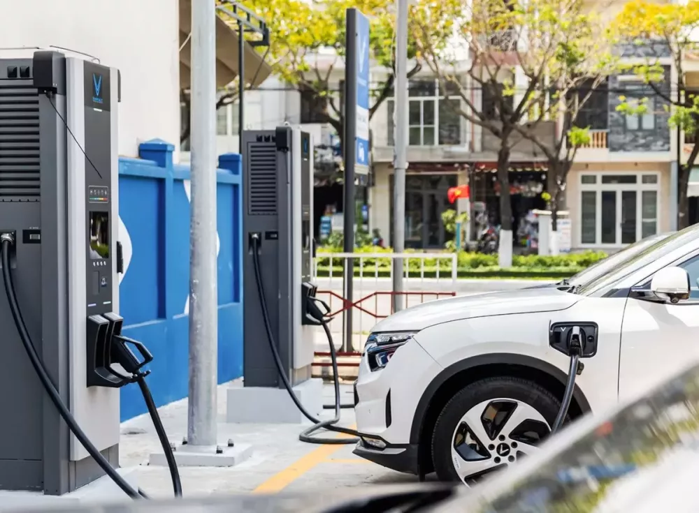 Rộ th&ocirc;ng tin về việc VinFast k&eacute;o d&agrave;i chương tr&igrave;nh sạc miễn ph&iacute; xe điện đến hết năm 2028 - Ảnh 1.