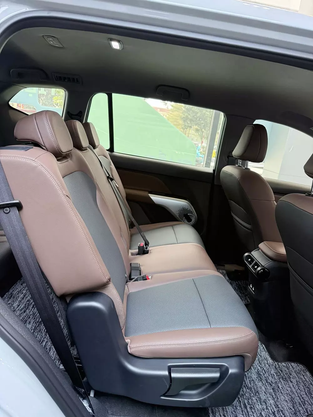 Xe gia đ&igrave;nh VinFast VF MPV 7 đ&atilde; c&oacute; mặt tại đại l&yacute;, chờ giao đến tay người Việt - Ảnh 4.