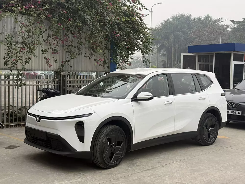 Xe gia đ&igrave;nh VinFast VF MPV 7 đ&atilde; c&oacute; mặt tại đại l&yacute;, chờ giao đến tay người Việt - Ảnh 3.