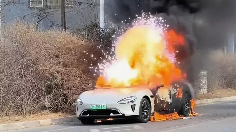 H&atilde;ng Xiaomi cho biết tiếng nổ như ph&aacute;o hoa của chiếc SU7 l&agrave; do t&uacute;i kh&iacute; bung ra.