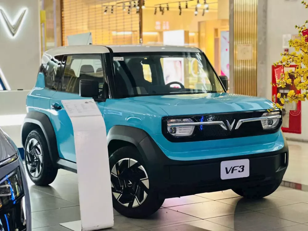 Cận cảnh VinFast VF3 Plus 2026 tại đại l&yacute;, trang bị "xịn s&ograve;" hơn, gi&aacute; ưu đ&atilde;i chưa đến 300 triệu đồng - Ảnh 1.