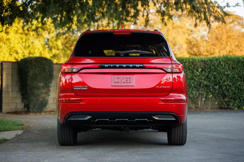Là bản sao của Mitsubishi Outlander nhưng Nissan X-Trail thế hệ mới lại đắt hơn nhiều - Ảnh 3. Là bản sao của Mitsubishi Outlander nhưng Nissan X-Trail thế hệ mới lại đắt hơn nhiều - Ảnh 3.