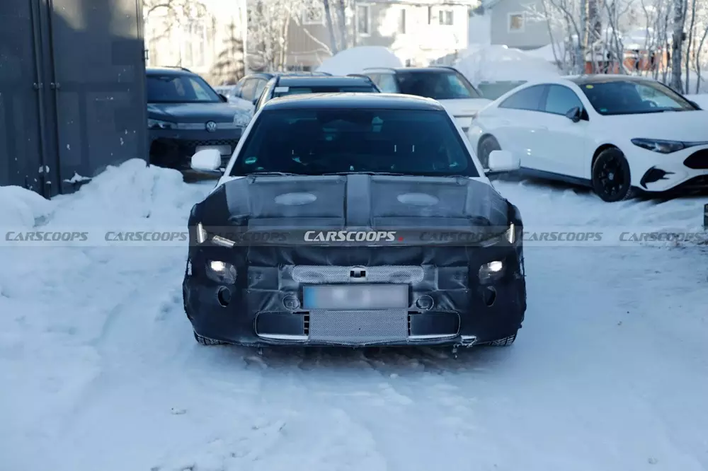 Hyundai Elantra 2027 sở hữu dải đ&egrave;n LED định vị ban ng&agrave;y h&igrave;nh chữ T đặt ph&iacute;a tr&ecirc;n cụm đ&egrave;n pha h&igrave;nh chữ nhật