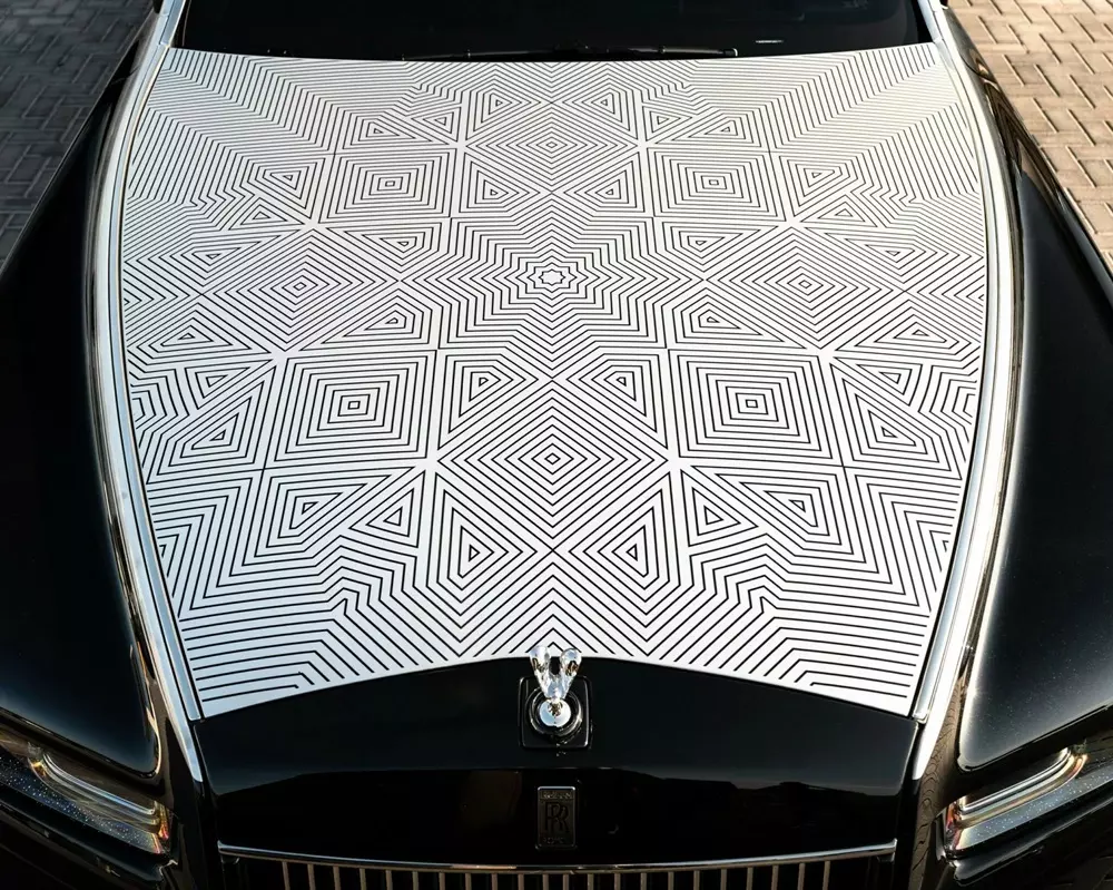 Vén màn Phantom Arabesque độc bản - chiếc Rolls-Royce đầu tiên sở hữu nắp ca-pô được khắc laser - Ảnh 2. Vén màn Phantom Arabesque độc bản - chiếc Rolls-Royce đầu tiên sở hữu nắp ca-pô được khắc laser - Ảnh 2.