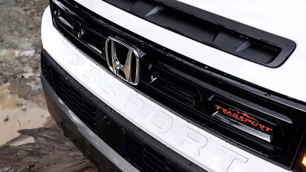 Kẻ gian bẩy logo xe l&ecirc;n để lấy một linh kiện đắt tiền