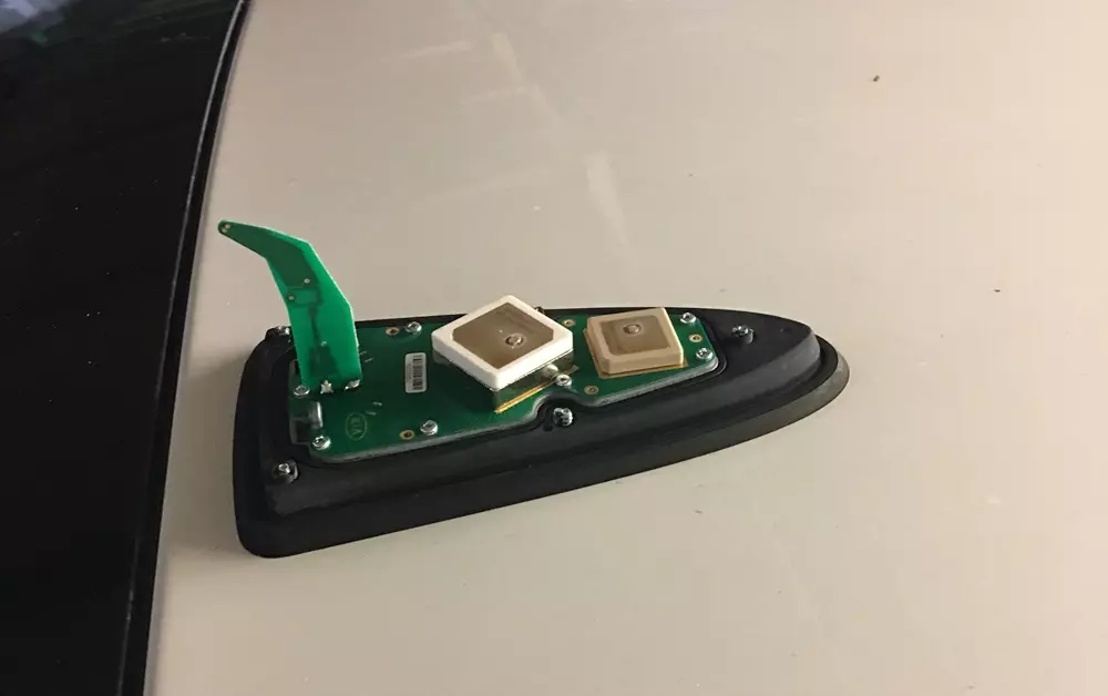 Vì sao ô tô ngày nay không còn dùng ăng-ten dài như trước? - Ảnh 3. Vì sao ô tô ngày nay không còn dùng ăng-ten dài như trước? - Ảnh 3.