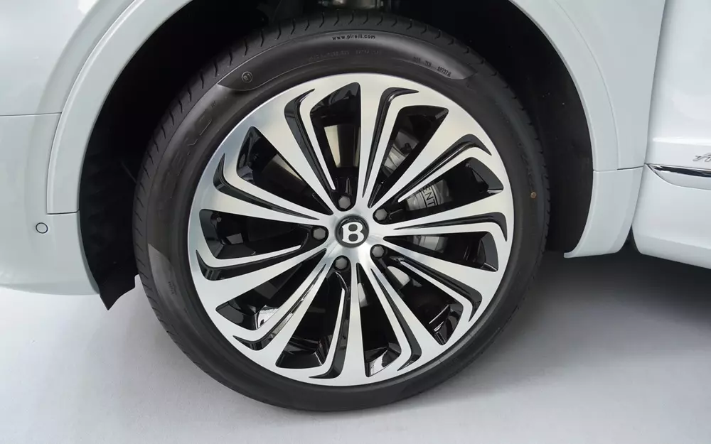 Ngắm hình ảnh "bằng xương bằng thịt" của Bentley Bentayga phiên bản dành cho phái nữ - Ảnh 4. Ngắm hình ảnh "bằng xương bằng thịt" của Bentley Bentayga phiên bản dành cho phái nữ - Ảnh 4.