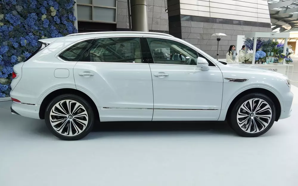 Ngắm hình ảnh "bằng xương bằng thịt" của Bentley Bentayga phiên bản dành cho phái nữ - Ảnh 2. Ngắm hình ảnh "bằng xương bằng thịt" của Bentley Bentayga phiên bản dành cho phái nữ - Ảnh 2.