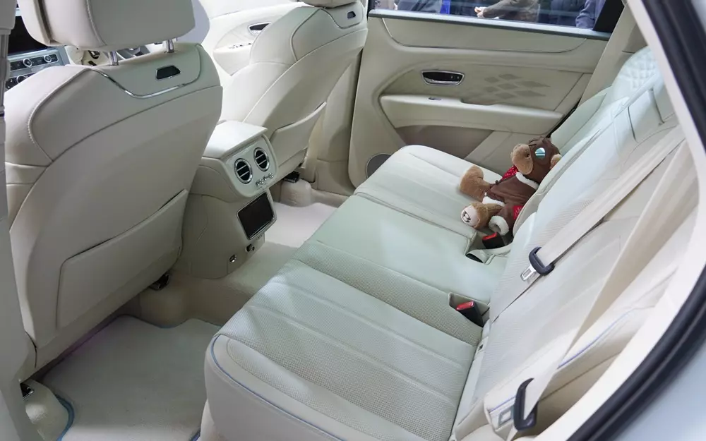 Ngắm hình ảnh "bằng xương bằng thịt" của Bentley Bentayga phiên bản dành cho phái nữ - Ảnh 7. Ngắm hình ảnh "bằng xương bằng thịt" của Bentley Bentayga phiên bản dành cho phái nữ - Ảnh 7.