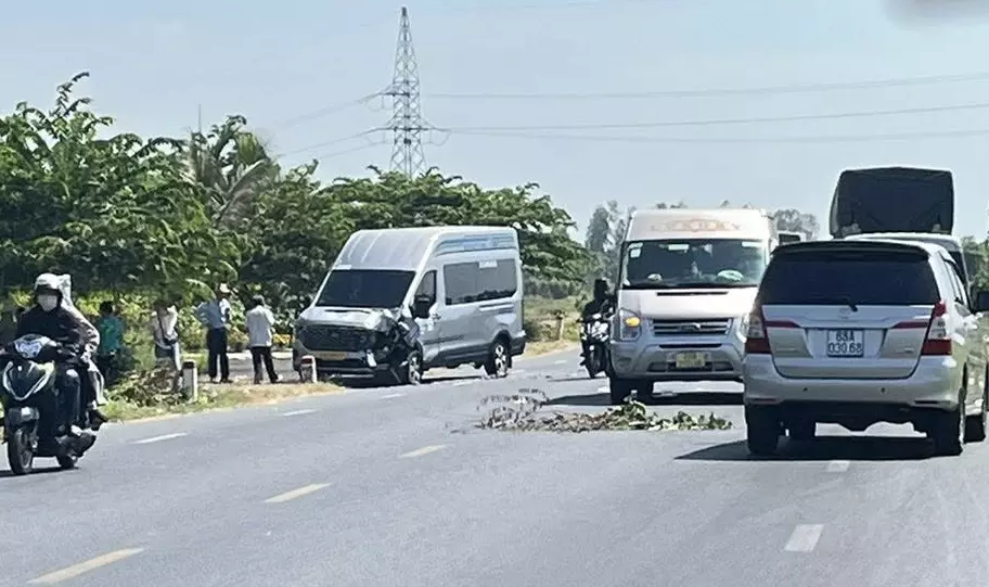 Video: N&eacute; &ocirc; t&ocirc; đi từ nh&agrave; ra, t&agrave;i xế t&ocirc;ng tr&uacute;ng Ford Transit tr&ecirc;n đường tr&aacute;nh Long Xuy&ecirc;n - Ảnh 1.