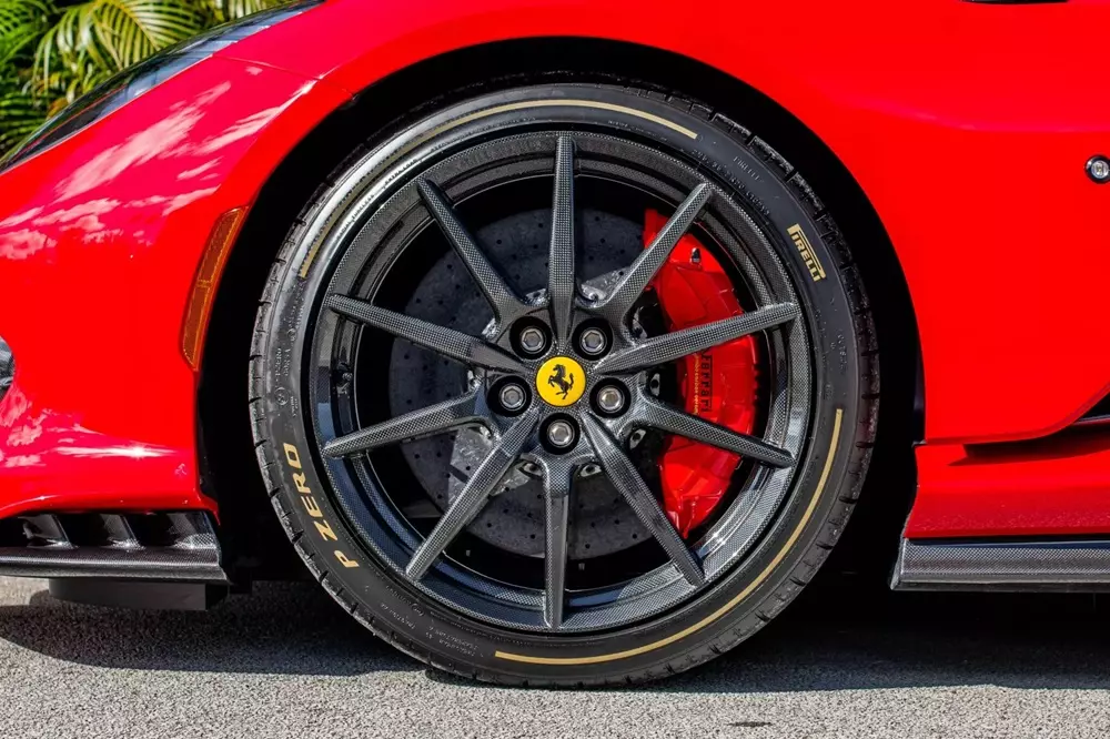 Chiếc Ferrari 812 Competizione A sở hữu cùm phanh màu đỏ và mâm bằng sợi carbon Chiếc Ferrari 812 Competizione A sở hữu cùm phanh màu đỏ và mâm bằng sợi carbon