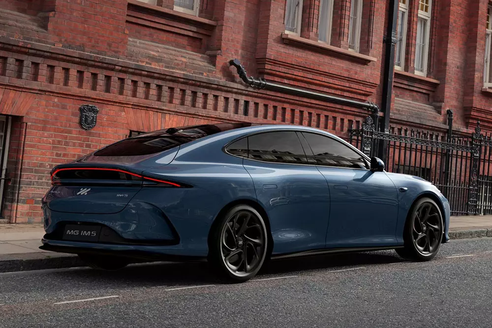 Người thiết kế MG IM5 cũng ch&iacute;nh l&agrave; t&aacute;c giả ph&iacute;a sau tạo h&igrave;nh của Bugatti Veyron