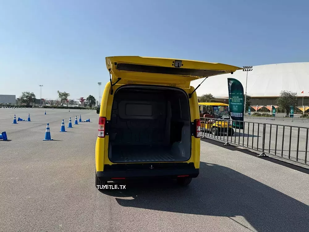 Xuất hiện h&igrave;nh ảnh của VinFast EC Van cửa l&ugrave;a, chưa r&otilde; c&oacute; phải xe ch&iacute;nh h&atilde;ng hay kh&ocirc;ng - Ảnh 6.