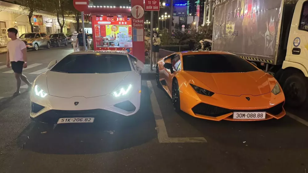 Cặp đ&ocirc;i si&ecirc;u xe Lamborghini Huracan đẹp mắt của những người chơi xe Tp.HCM- Ảnh 1.