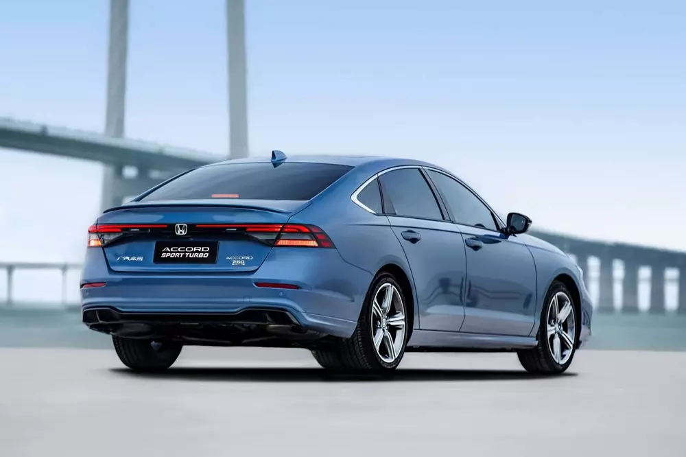 Honda Accord giảm gi&aacute; đến 350 triệu đồng v&igrave; kh&aacute;ch h&agrave;ng trung ni&ecirc;n kh&ocirc;ng c&ograve;n mặn m&agrave; - Ảnh 2.