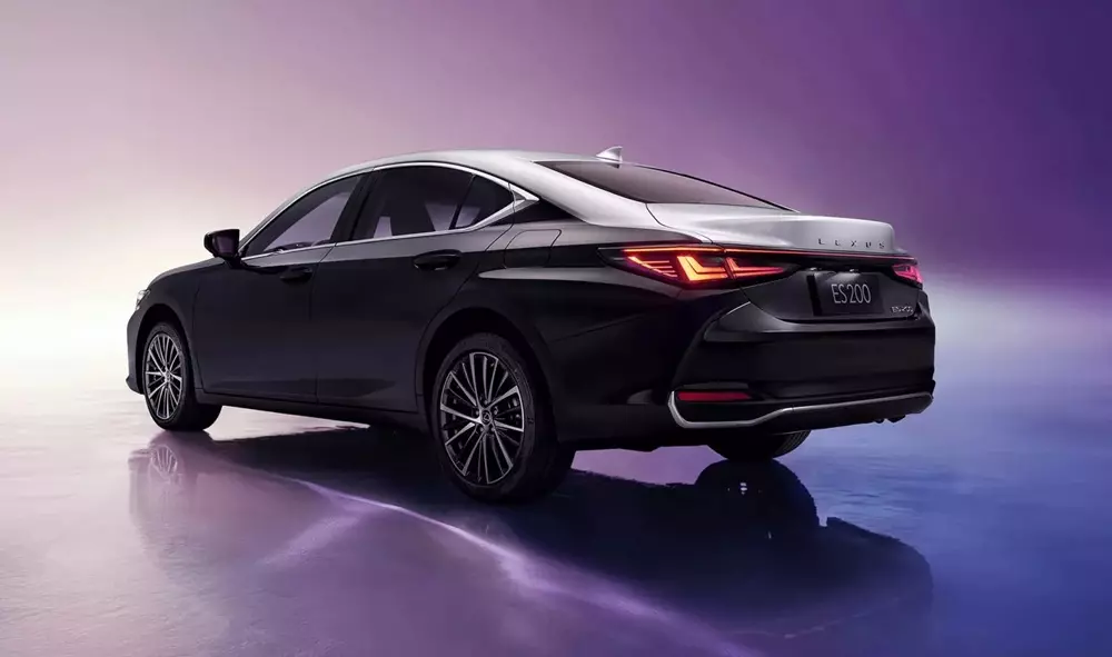 Lexus ES đời cũ được bổ sung diện mạo như xe siêu sang Maybach và Rolls-Royce - Ảnh 5. Lexus ES đời cũ được bổ sung diện mạo như xe siêu sang Maybach và Rolls-Royce - Ảnh 5.
