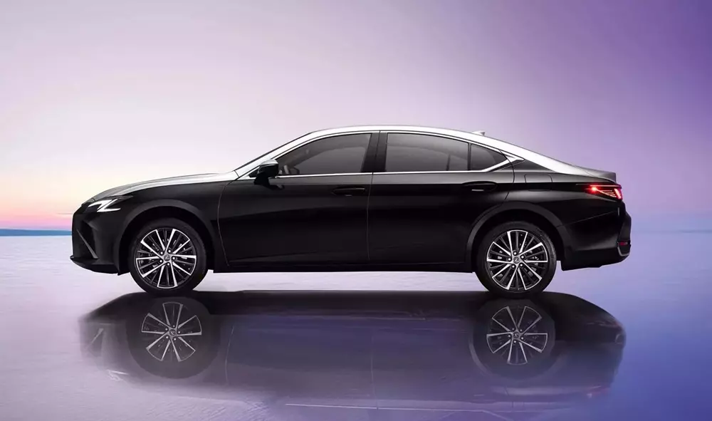 Lexus ES đời cũ được bổ sung diện mạo như xe siêu sang Maybach và Rolls-Royce - Ảnh 3. Lexus ES đời cũ được bổ sung diện mạo như xe siêu sang Maybach và Rolls-Royce - Ảnh 3.