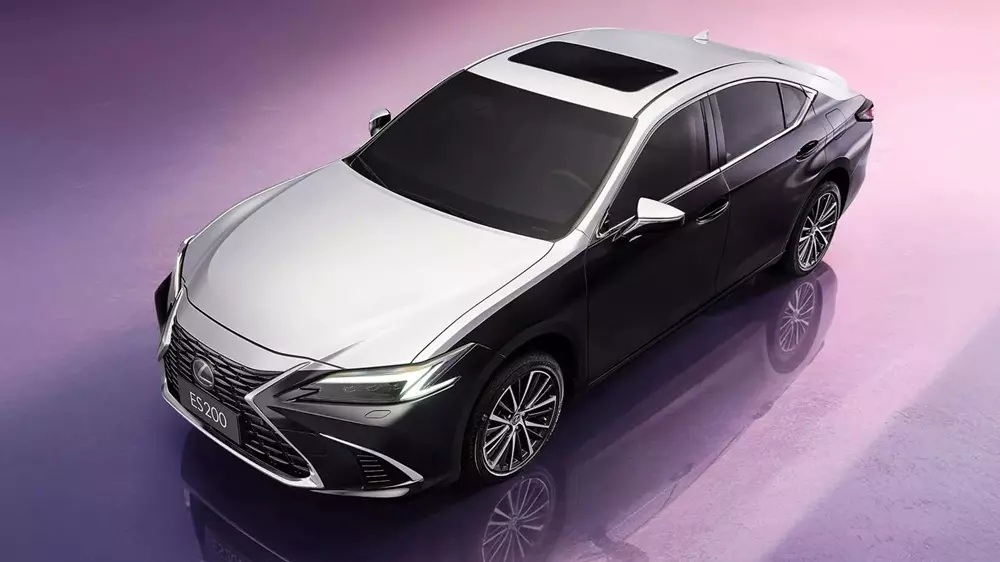 Lexus ES đời cũ được bổ sung diện mạo như xe siêu sang Maybach và Rolls-Royce - Ảnh 2. Lexus ES đời cũ được bổ sung diện mạo như xe siêu sang Maybach và Rolls-Royce - Ảnh 2.