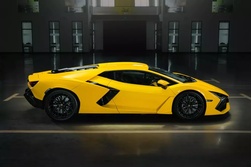 Cận cảnh Lamborghini Revuelto đầu ti&ecirc;n về Việt Nam của 1 người đam m&ecirc; xe Porsche, bộ sưu tập hơn 100 tỷ đồng- Ảnh 1.