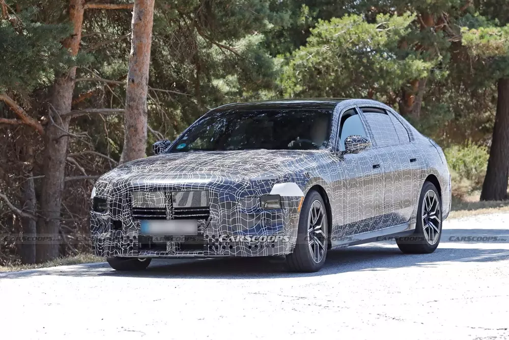 BMW 7-Series vẫn chưa từ bỏ lưới tản nhiệt "mũi tr&acirc;u" d&ugrave; ở bản n&acirc;ng cấp sắp ra mắt - Ảnh 2.