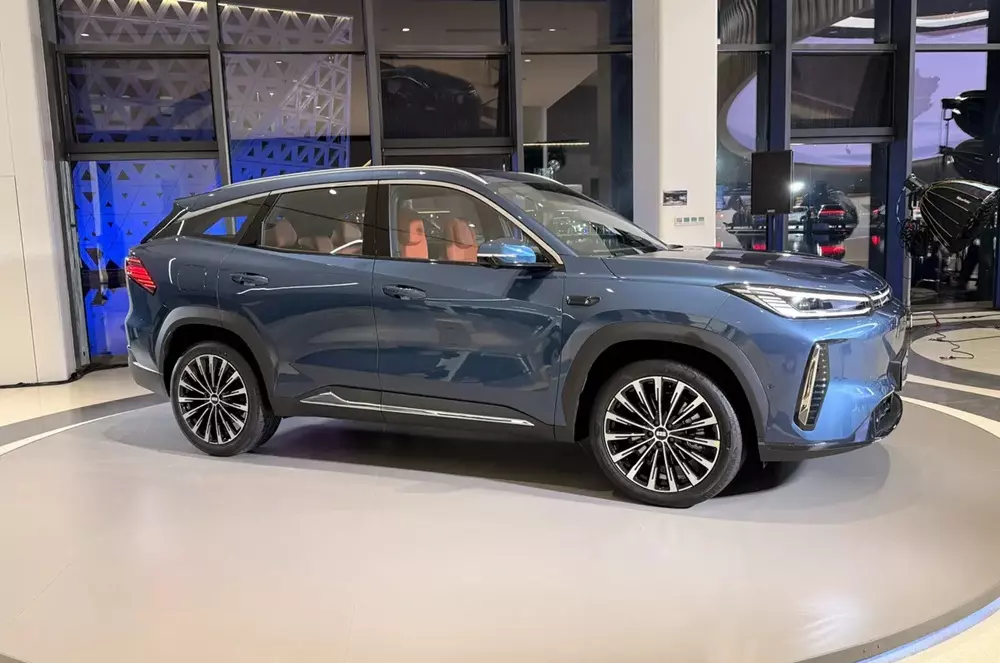 Geely ra mắt SUV cỡ trung mới, chỉ ti&ecirc;u thụ 3,35 l&iacute;t xăng/100 km - Ảnh 2.