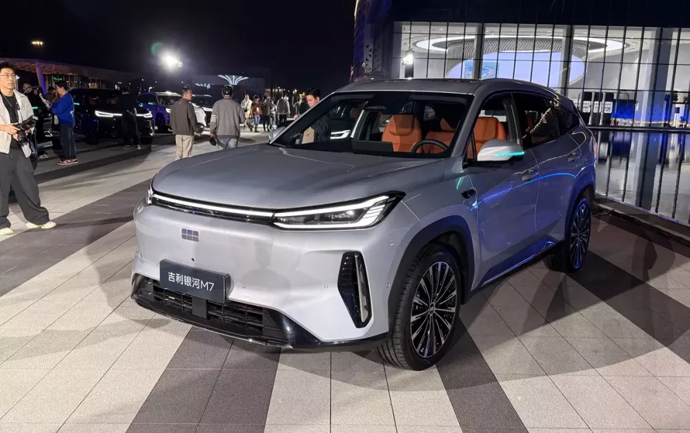 Geely ra mắt SUV cỡ trung mới, chỉ ti&ecirc;u thụ 3,35 l&iacute;t xăng/100 km - Ảnh 1.