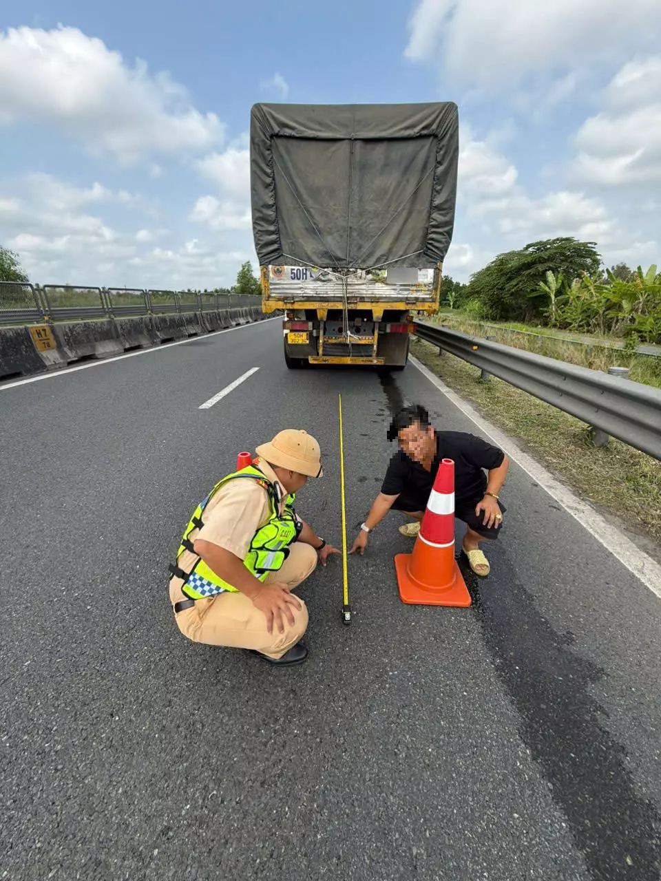 Đặt biển cảnh b&aacute;o c&aacute;ch đu&ocirc;i xe bao nhi&ecirc;u m&eacute;t để kh&ocirc;ng bị phạt 13 triệu đồng? - Ảnh 2.