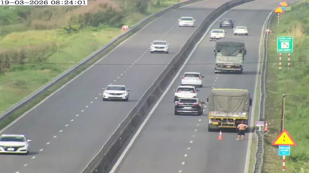 Đặt biển cảnh b&aacute;o c&aacute;ch đu&ocirc;i xe bao nhi&ecirc;u m&eacute;t để kh&ocirc;ng bị phạt 13 triệu đồng? - Ảnh 1.