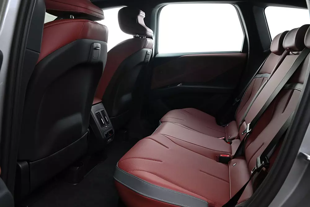 BMW iX3 lần đầu ti&ecirc;n đặt ch&acirc;n đến Đ&ocirc;ng Nam &Aacute;, gi&aacute; từ 2,95 tỷ đồng - Ảnh 9.