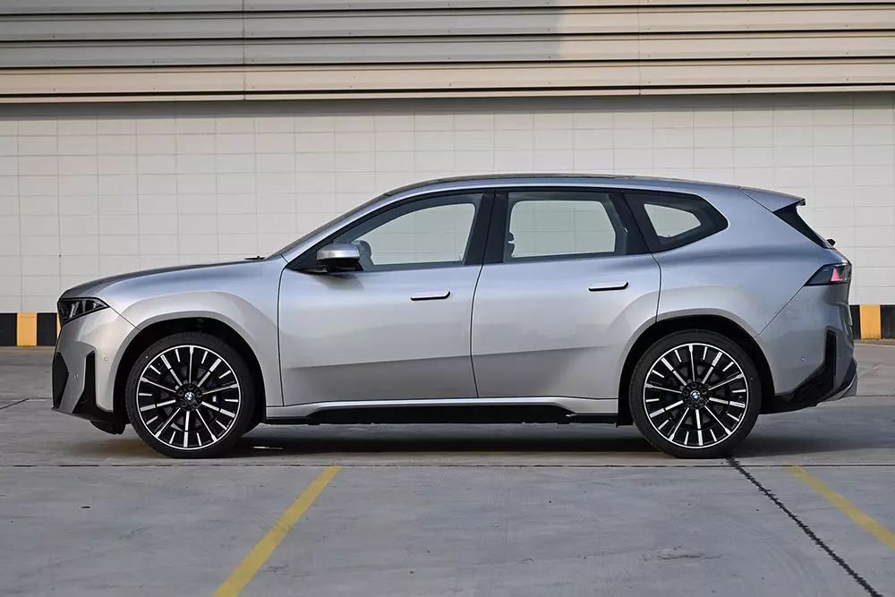 BMW iX3 lần đầu ti&ecirc;n đặt ch&acirc;n đến Đ&ocirc;ng Nam &Aacute;, gi&aacute; từ 2,95 tỷ đồng - Ảnh 4.