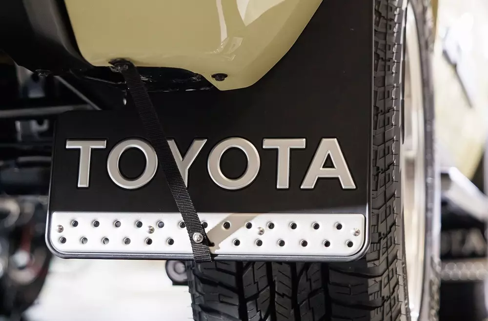 Cận cảnh Toyota Land Cruiser FJ phi&ecirc;n bản Legend với thiết kế nổi bật hơn - Ảnh 4.