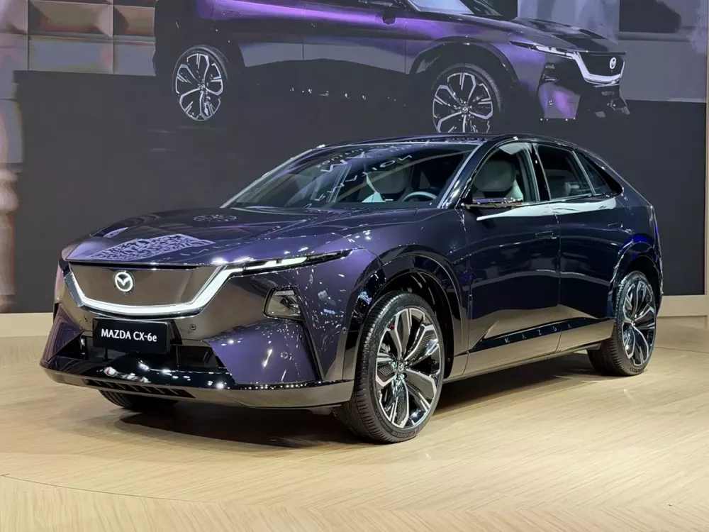 SUV hạng trung Mazda CX-6e được trưng b&agrave;y tại Th&aacute;i Lan, b&aacute;n ra v&agrave;o cuối năm nay - Ảnh 1.